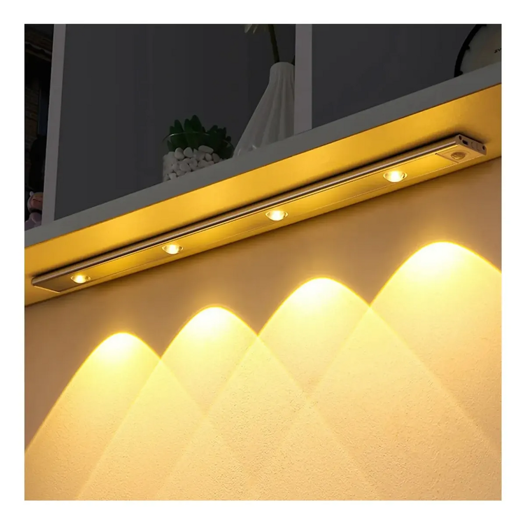 Barra LED con sensor de movimiento instalada bajo mueble
